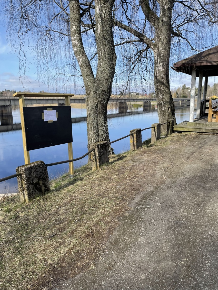 Infoskilt for Aulie-ruta montert